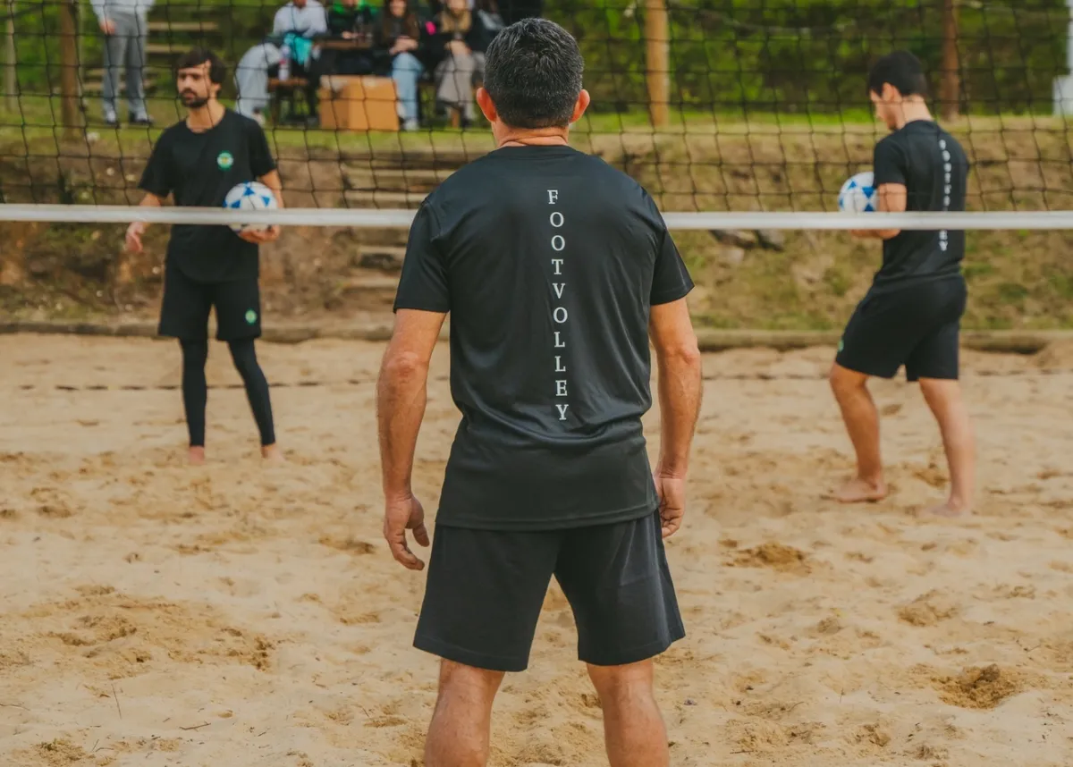 Atletas do Núcleo SCP Footvolley em competição na Figueira da Foz