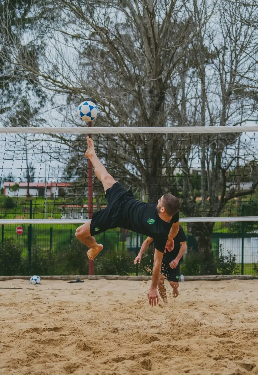 Atleta a executar bicicleta no footvolley