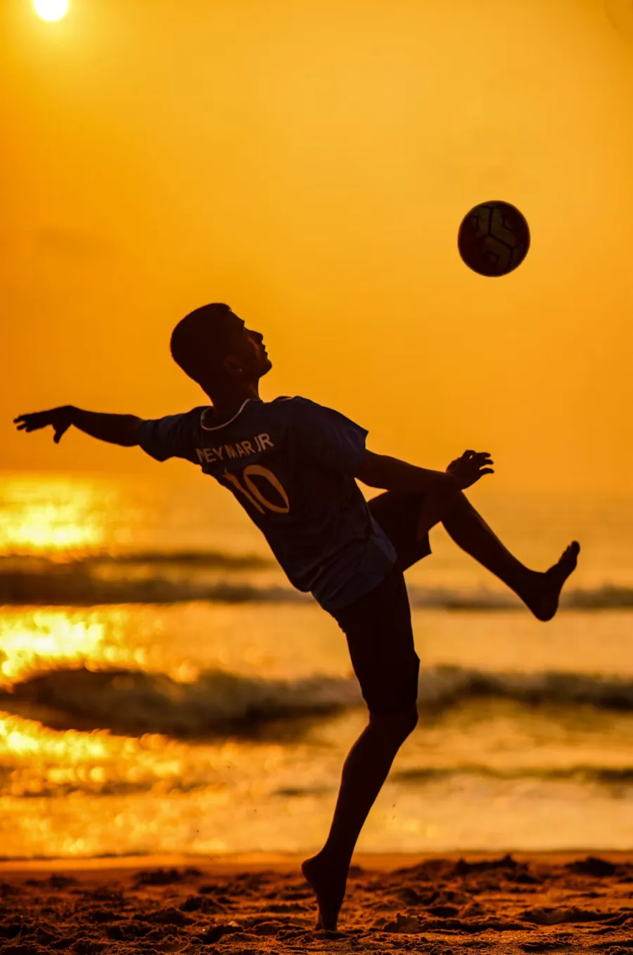 Ação de footvolley ao pôr do sol na Figueira da Foz