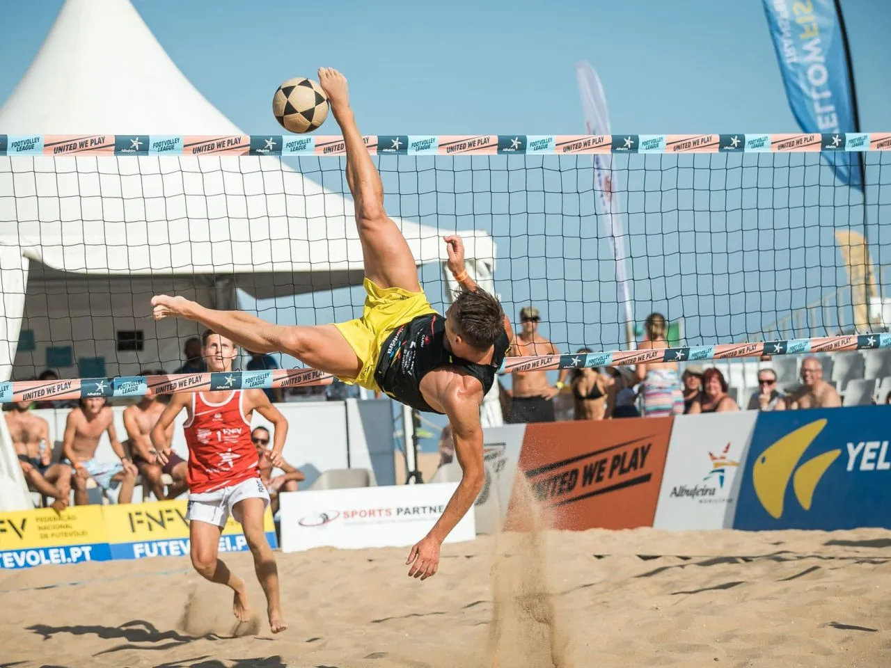 Ação de jogo num torneio de footvolley