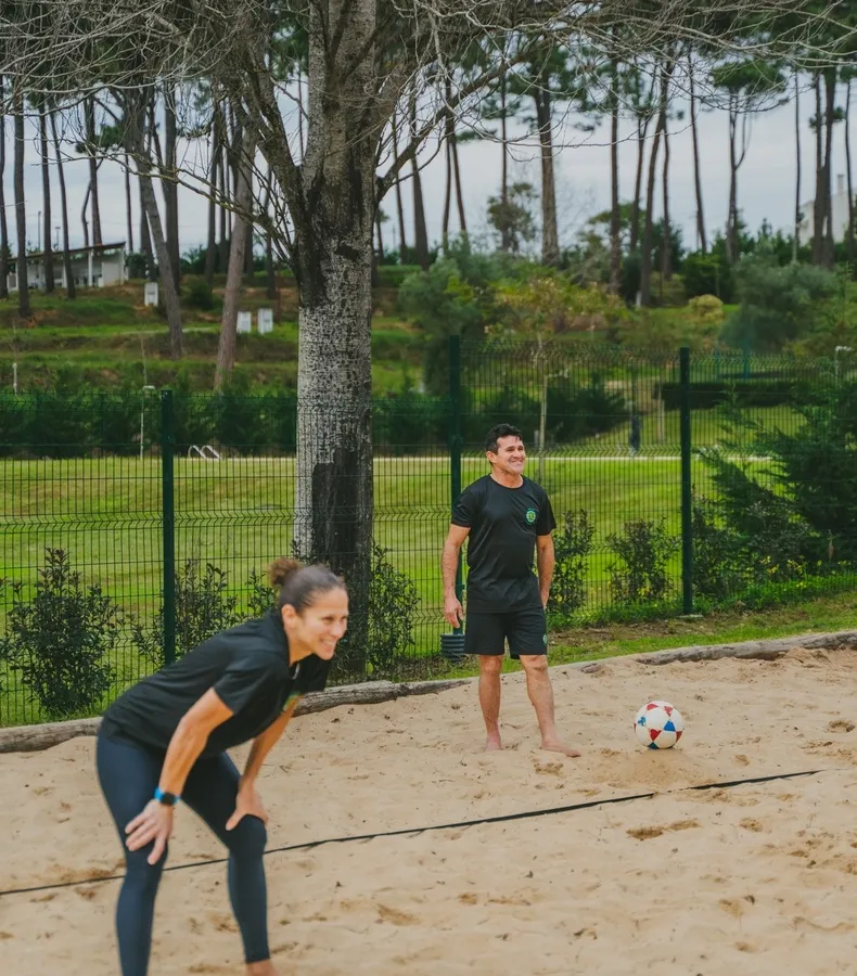 Dupla a jogar footvolley